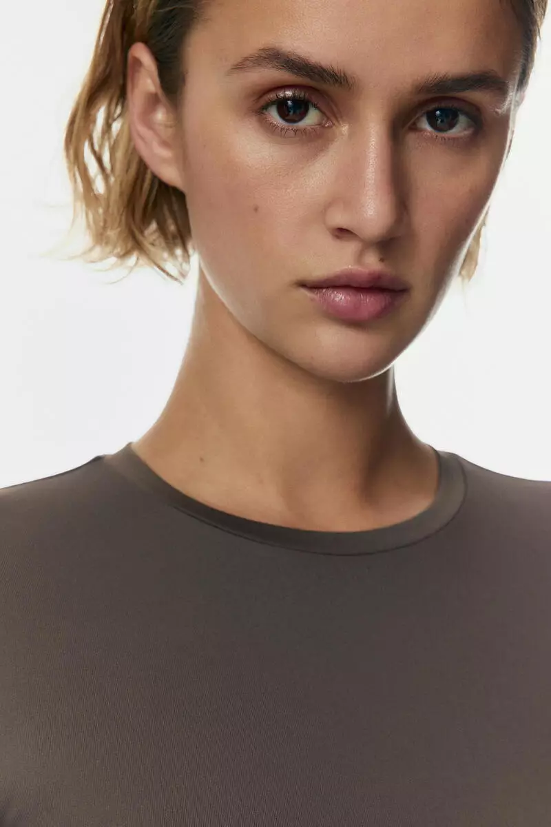 Long-sleeved microfibre top