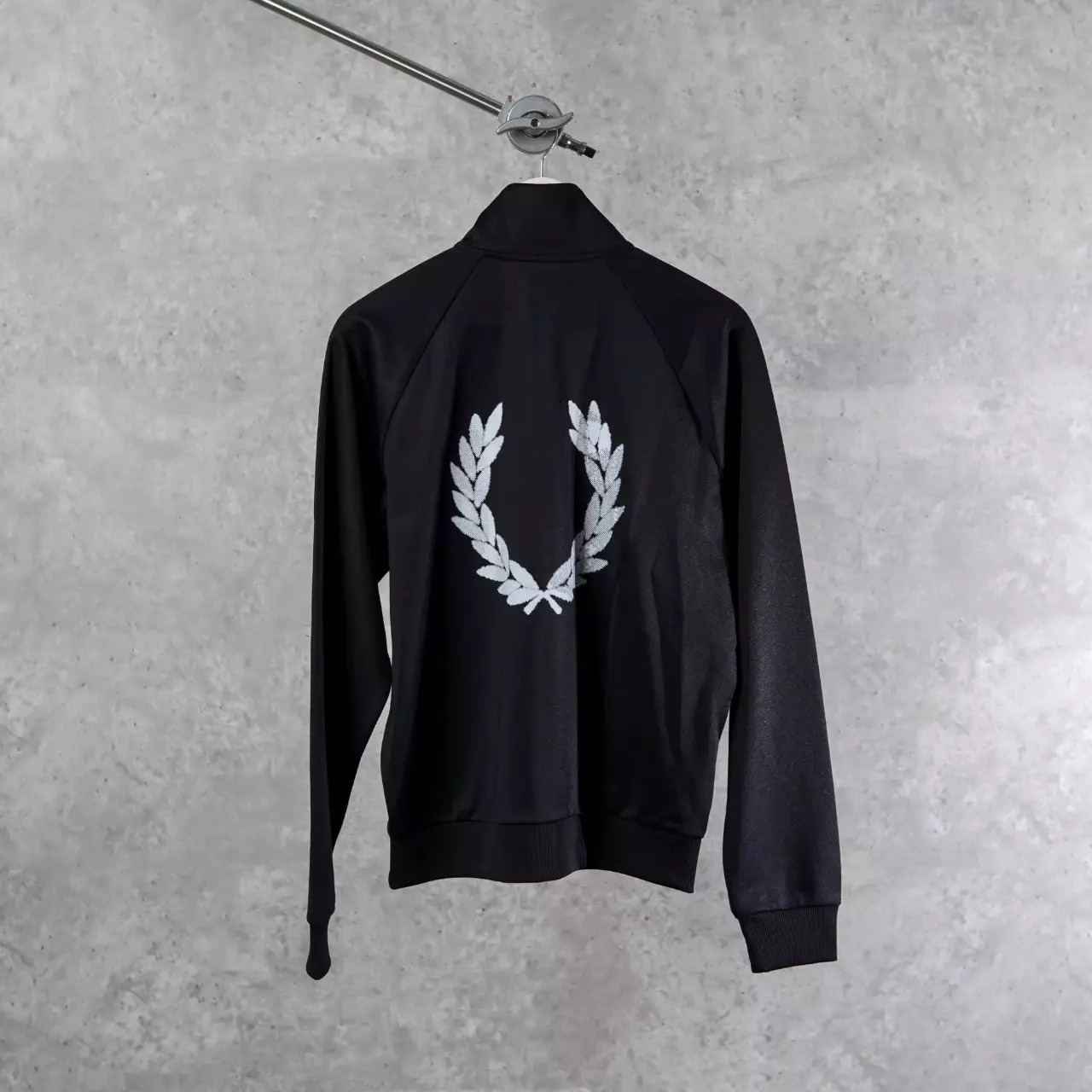 Jaket FRED PERRY ADVANTAGE LOGO SILVER BLACK ZIP TRACK JACKET 100% ORIGINAL