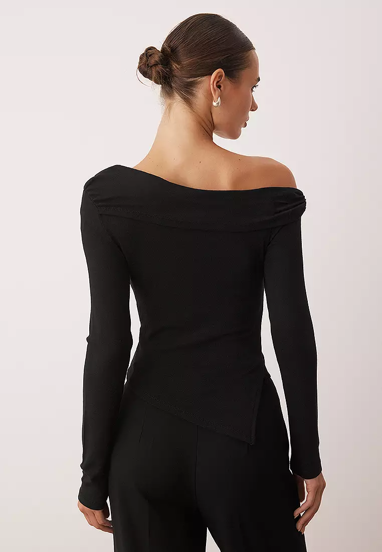 Accessory Detailed Asymmetrical Blouse
