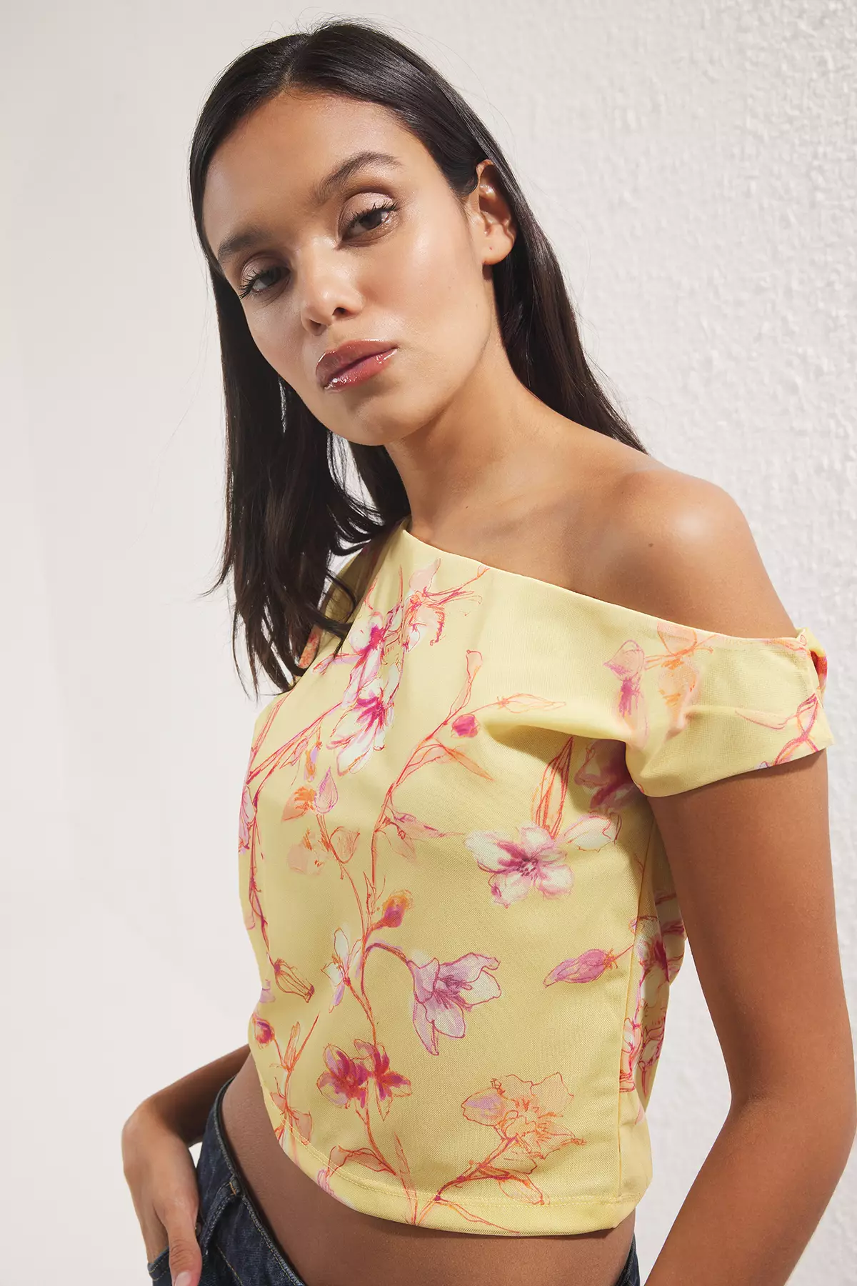 Light Yellow Floral Patterned Fitted/Fits the Body Asymmetric Collar Flexible Knitted Blouse TWOSS25BZ00046