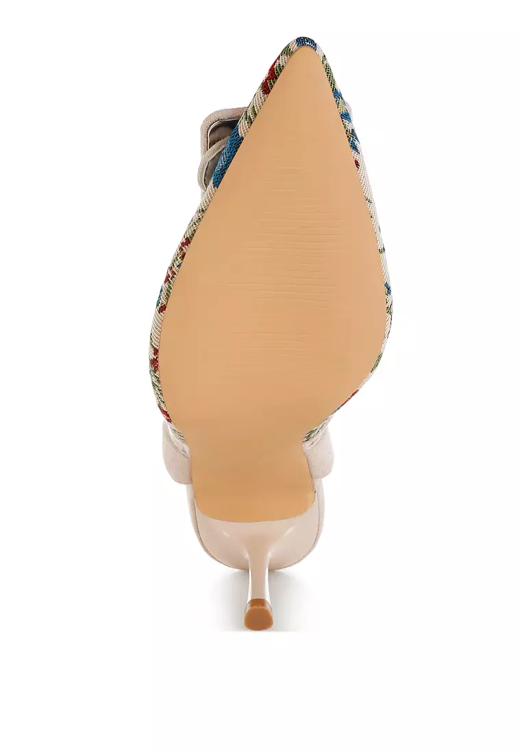 Sepatu hak stiletto dengan detail gesper bordir warna krem