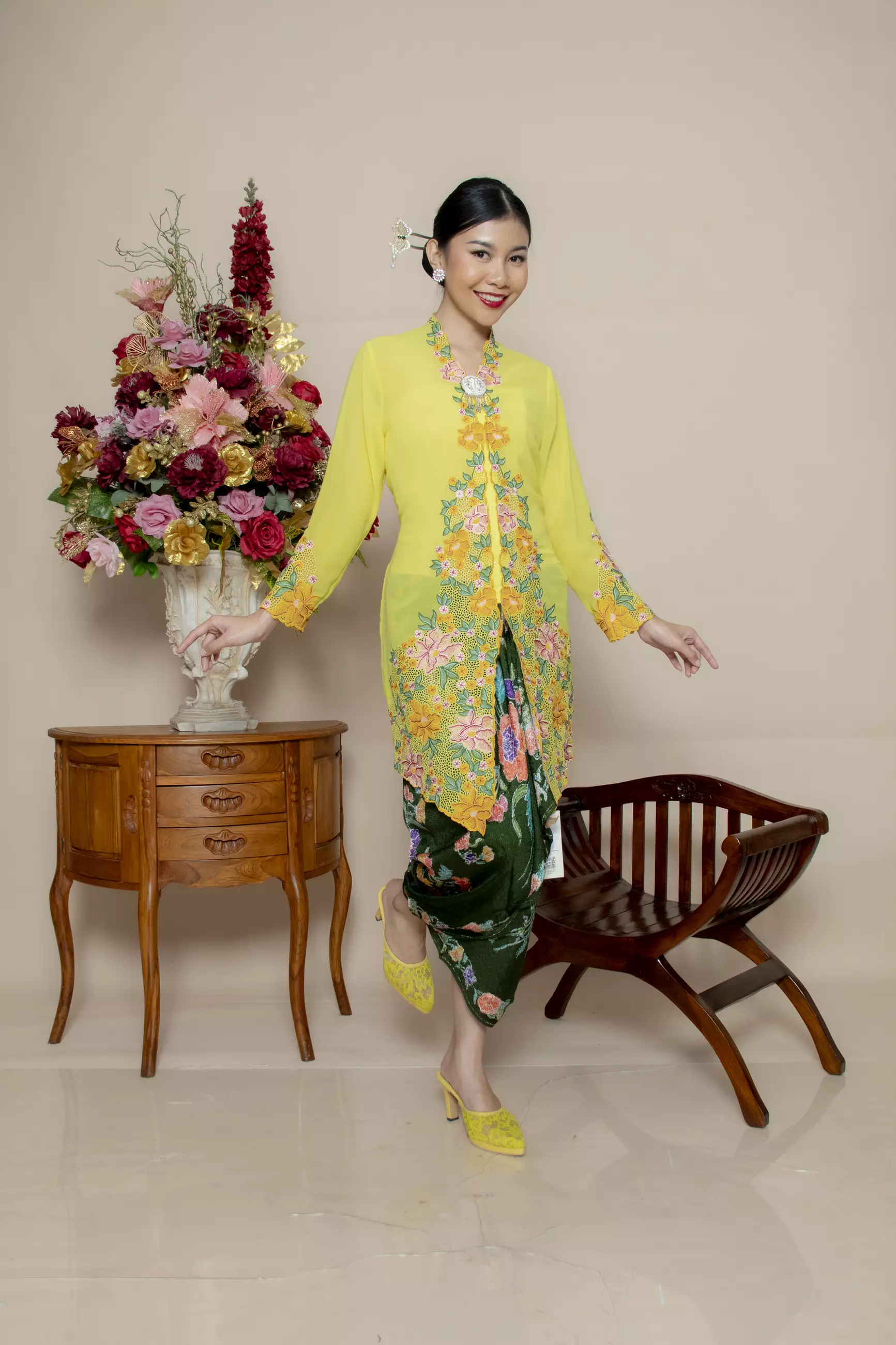 Kebaya Panjang Bunga Anggrek Embroidery dalam warna Kuning