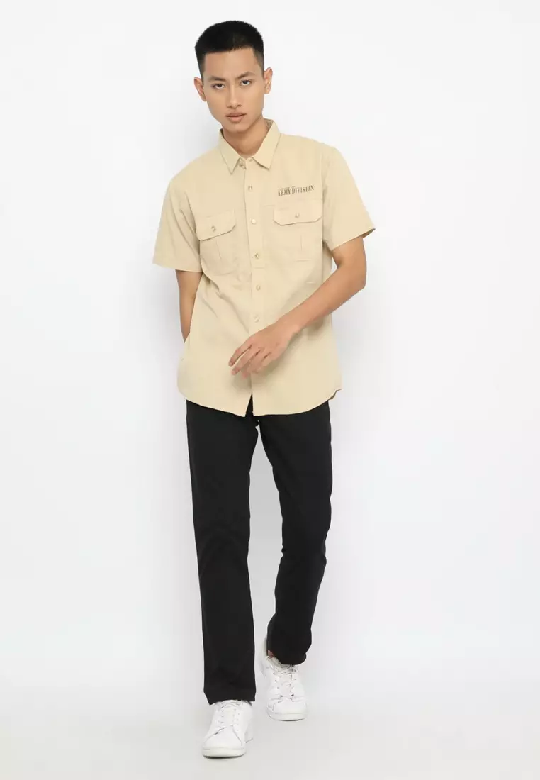 POLICE Kemeja Polos Cotton Slub Kantong Dua Cream Regular Fit Pria
