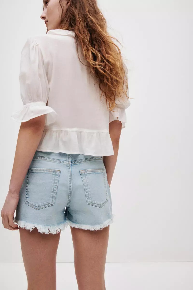 Frayed denim shorts