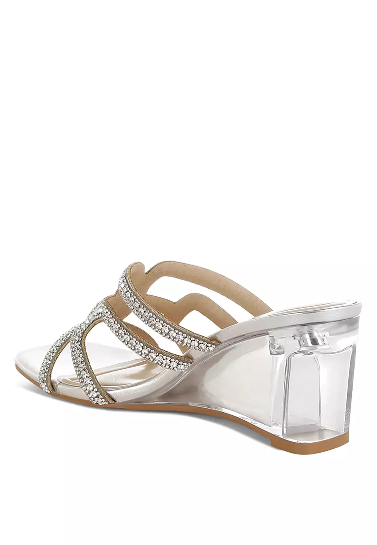 Sandal wedges bening dengan berlian imitasi metalik berwarna perak