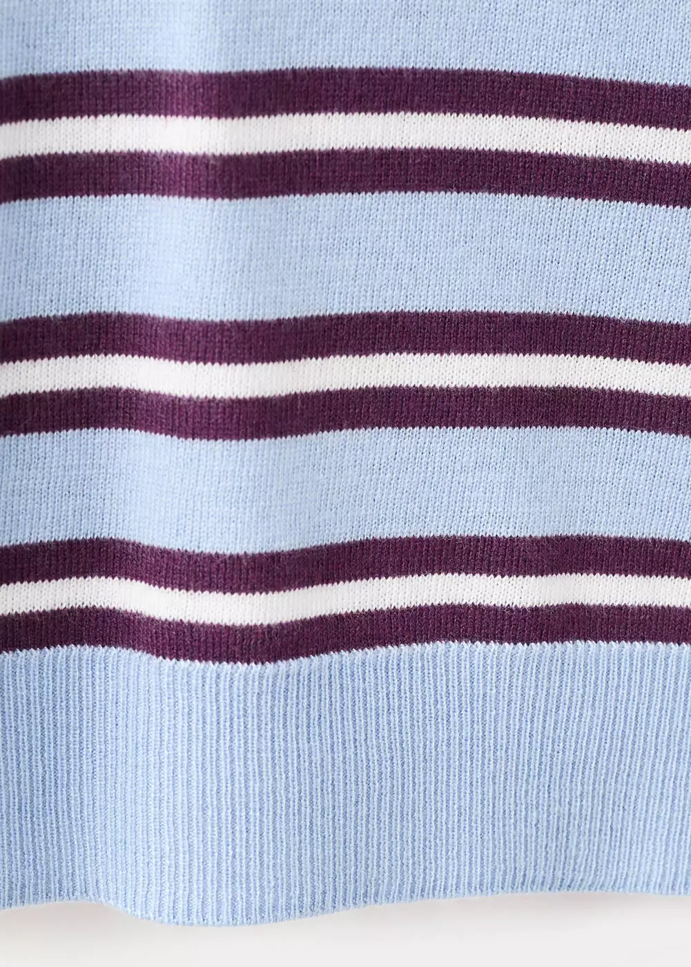 Sweater kerah polo garis-garis