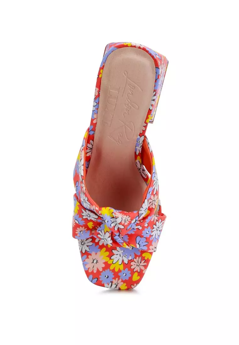 Sandal Tumit Blok Segitiga Bunga Merah