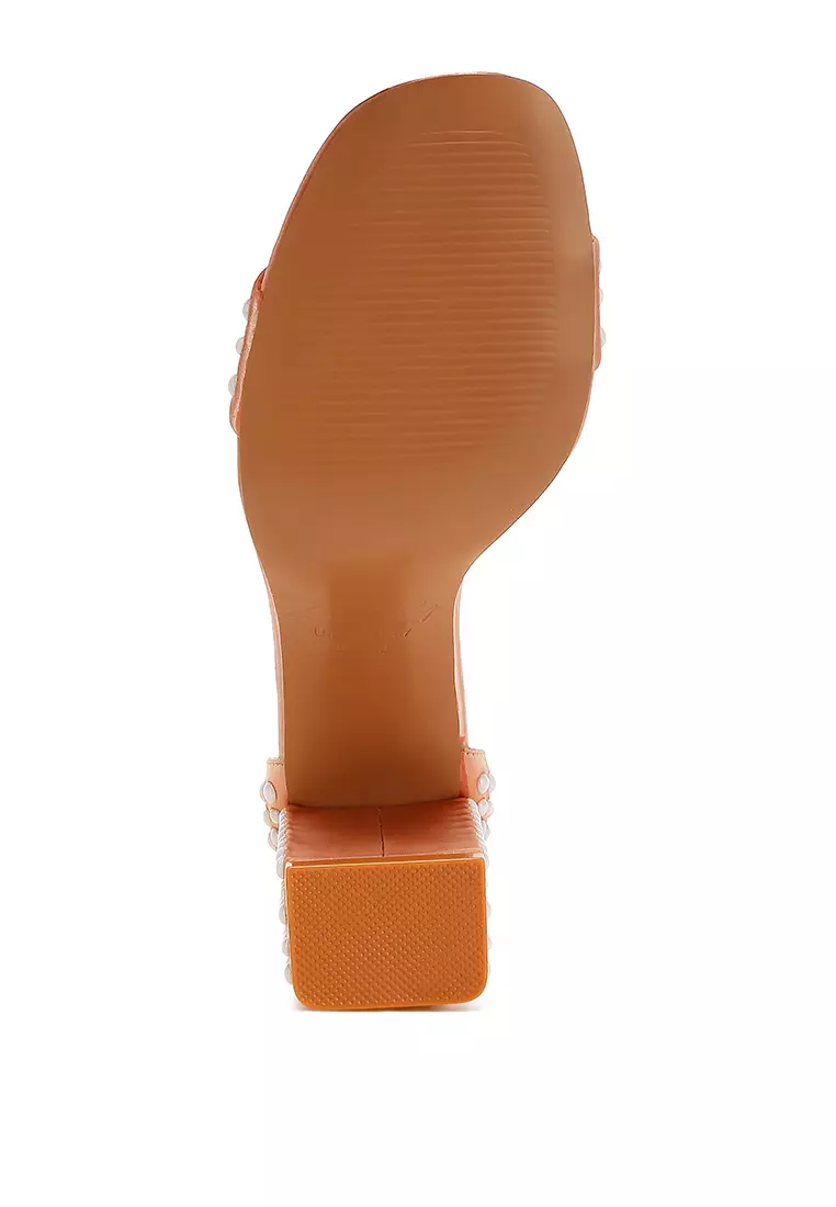 Sandal Satin Berhias Mutiara dalam Warna Rose Gold