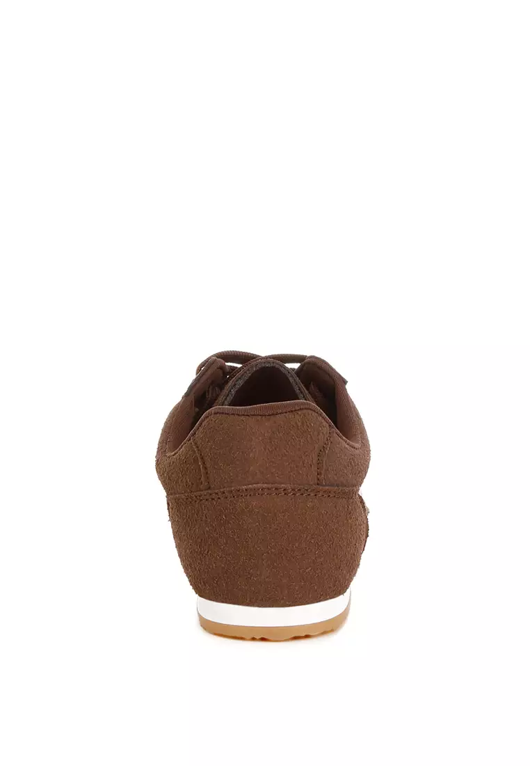 Sepatu kets berbahan mikrofiber dan jaring berwarna coklat