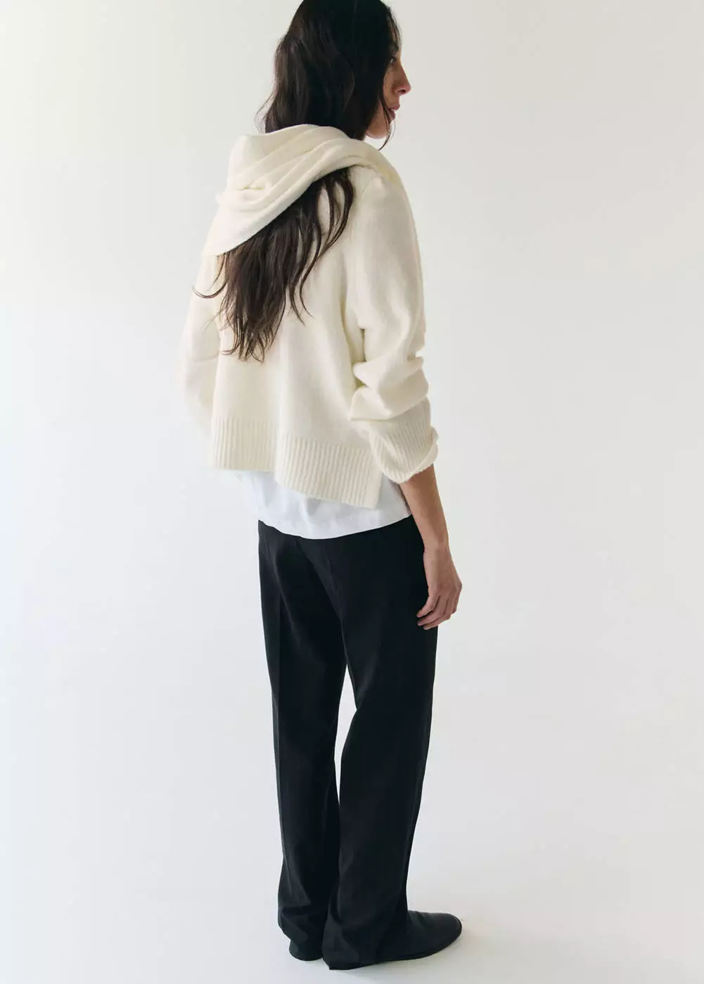 Sweater rajut dengan syal