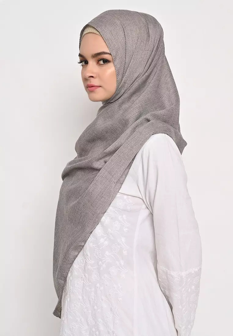 Pasmina Voal Zaffron Jahit Tepi Grey
