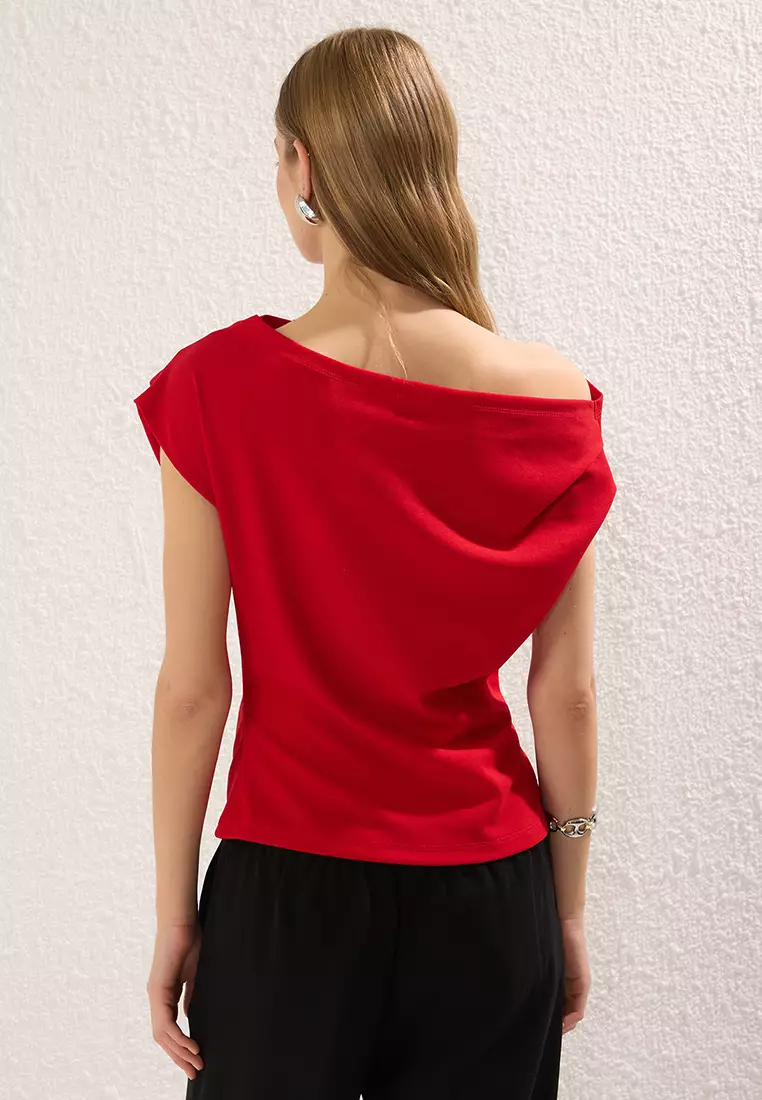 Red Gathered/Draped Detailed Flowy Asymmetric Collar Knitted Blouse TWOSS25BZ00024