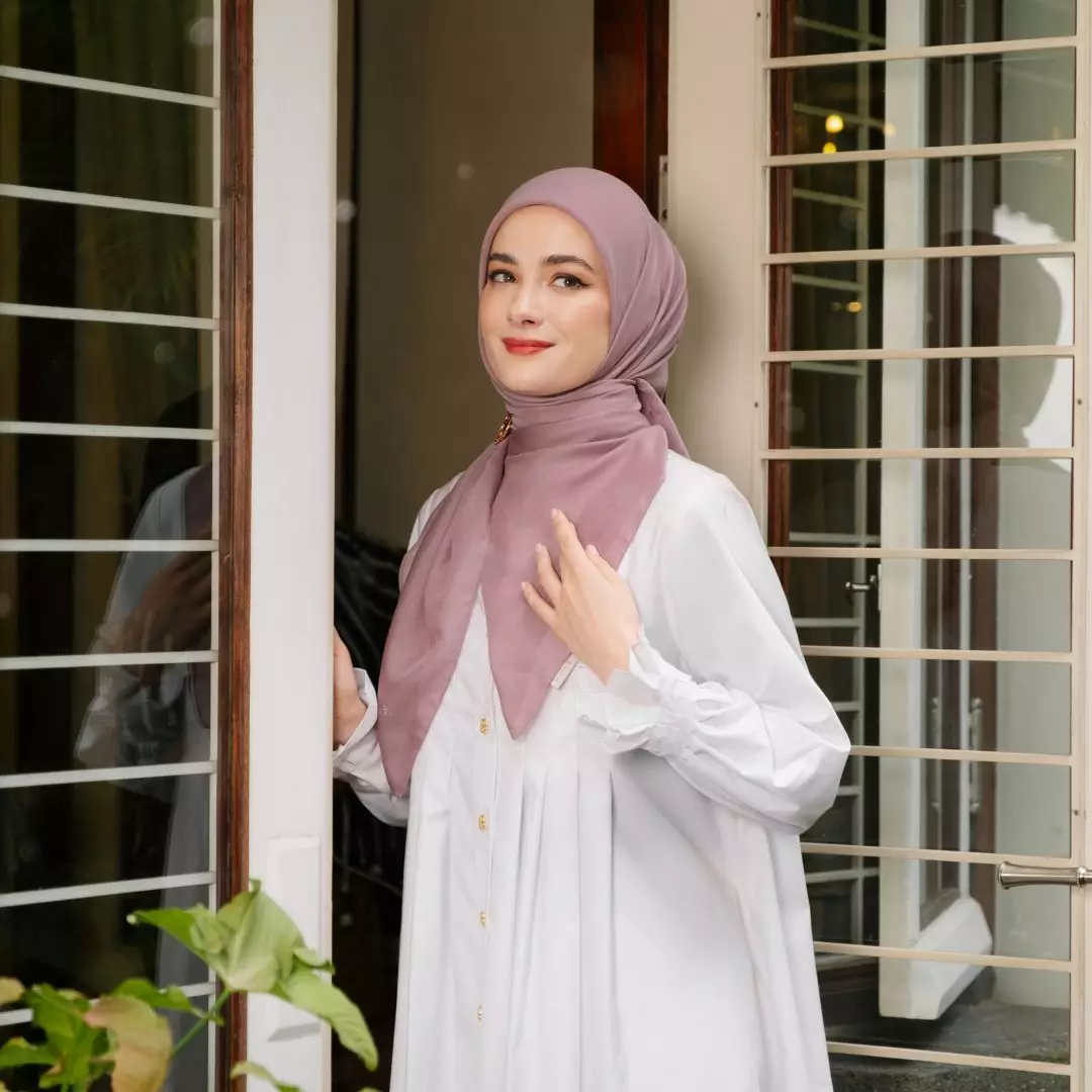 Safiyya Plain Scarf | Hijab | Kerudung | Jilbab Segiempat Praline Tan