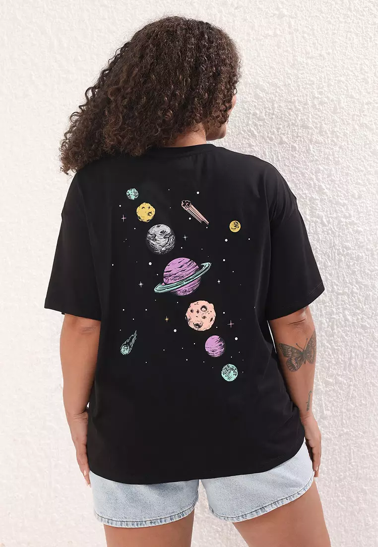 Black Galaxy Printed Boyfriend Fit Plus Size T-Shirt Tbbss25Bf00070