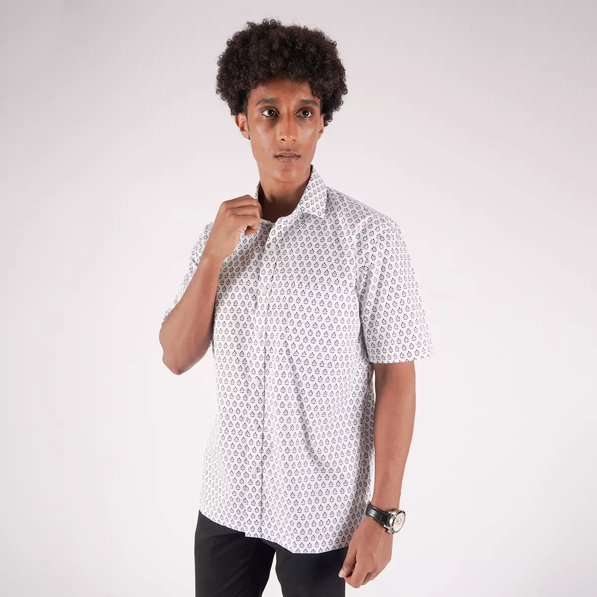 Kemeja Lengan Pendek Ethan White Pineapple Frost Print