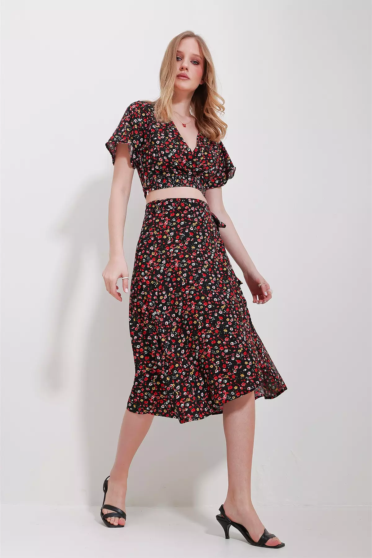 Women'S Black Double-Breasted Collar Floral Patterned Blouse And Ruffled Skirt Woven Viscose Suit Alc-X11592