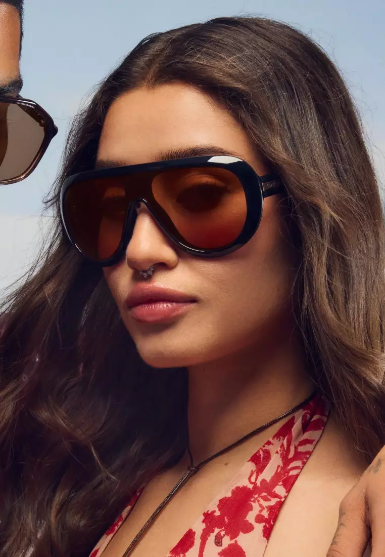 QUAY Set List Sunglasses - Black/Dark Apricot