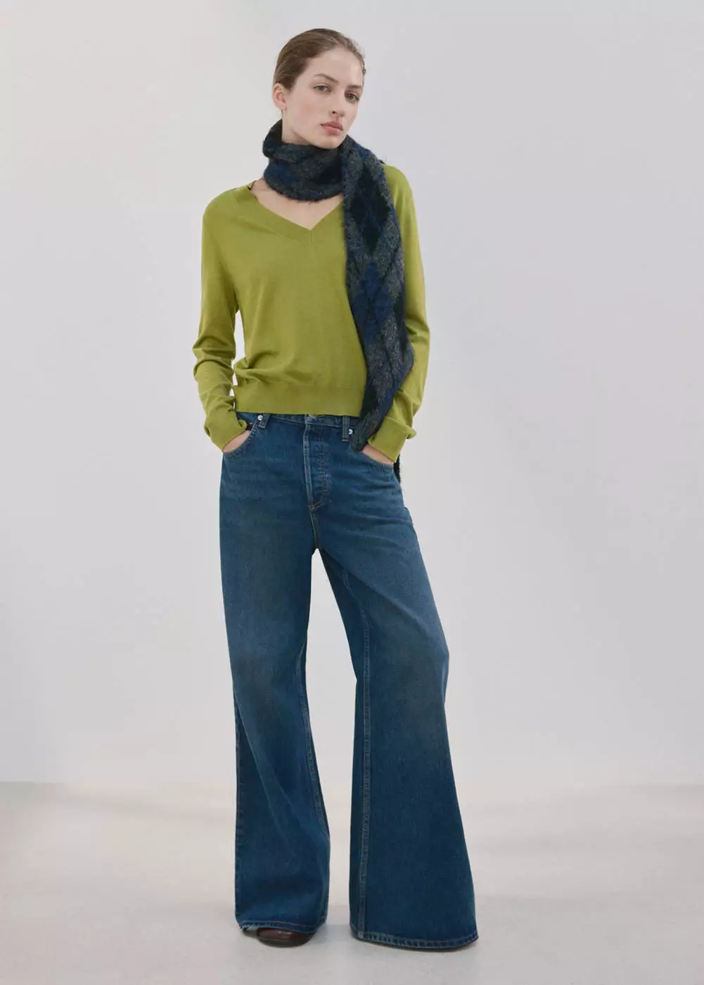 Sweater rajut kerah V