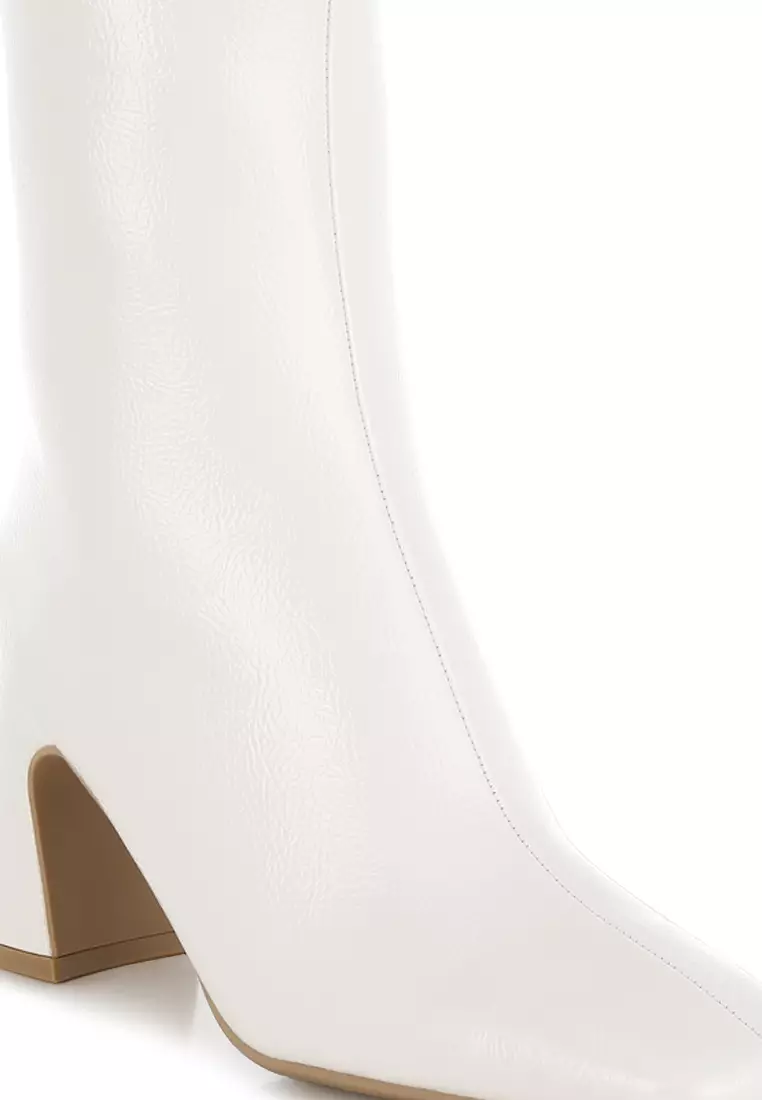 Sepatu bot ujung persegi paten dengan warna putih pucat