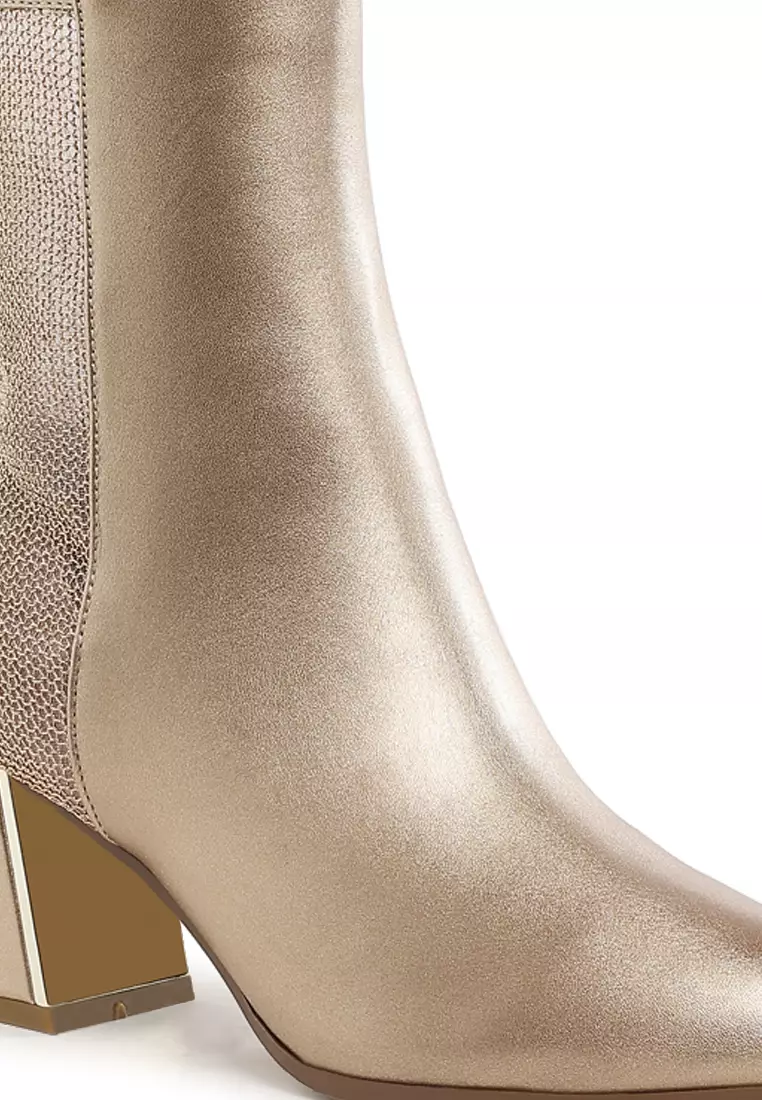 Sepatu bot runcing dengan detail jala warna emas