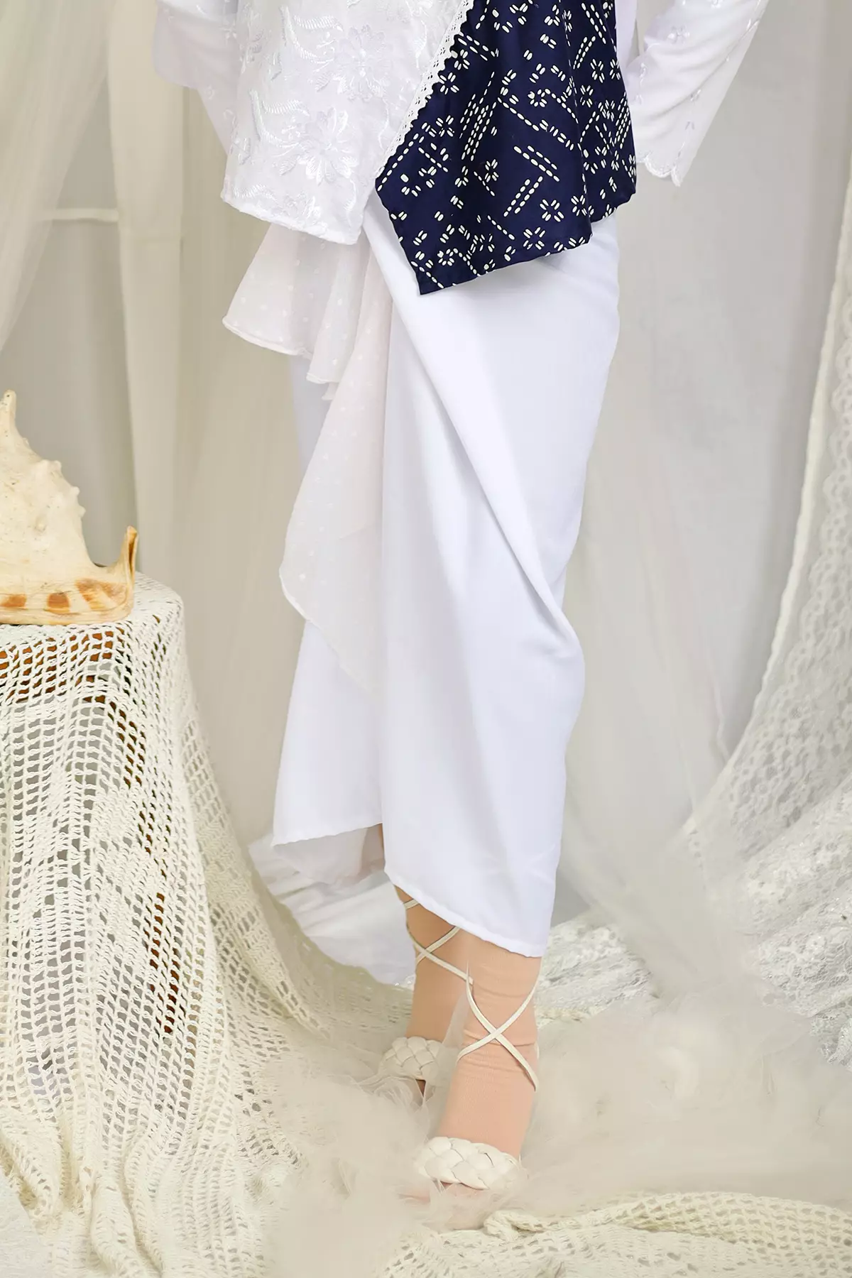 Andhika Frills Putih Sarong Rok Lilit Batik