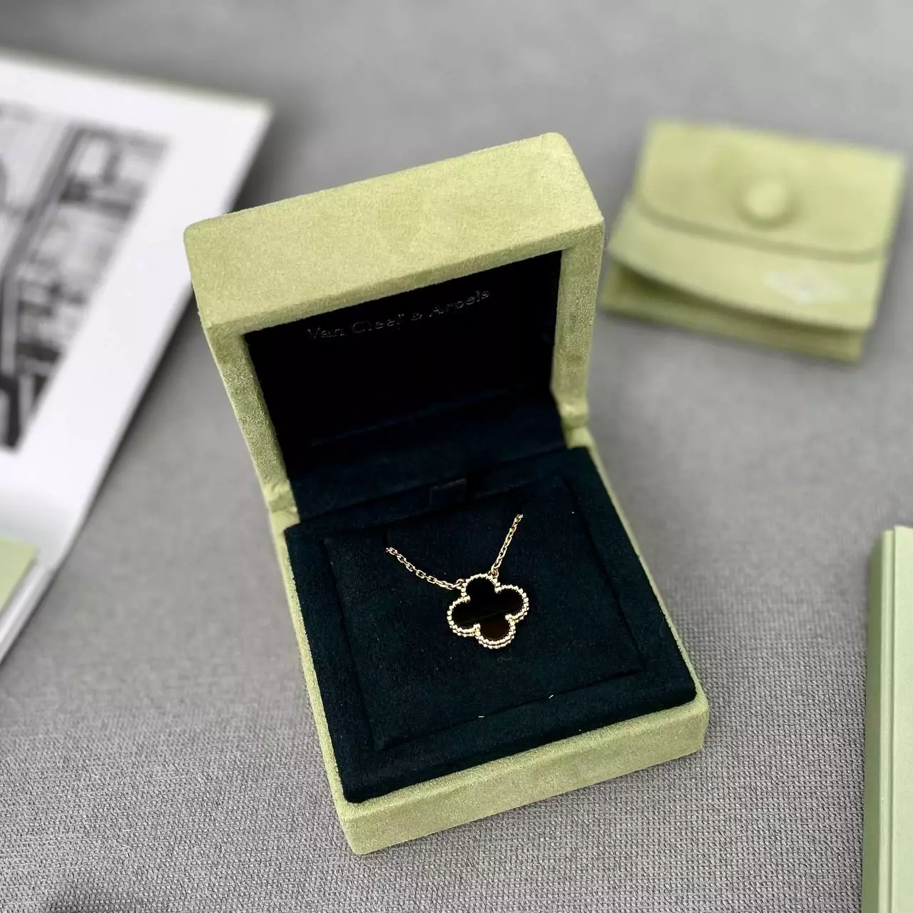 Vintage Alhambra Pendant 18K Yellow Gold Onyx