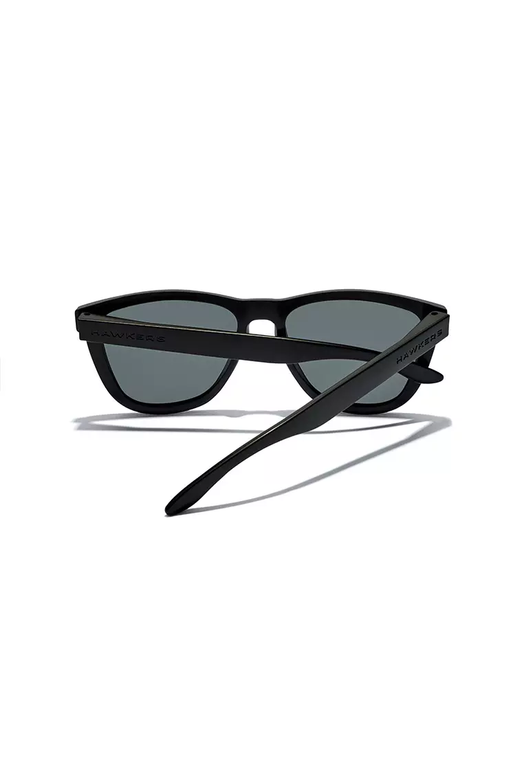 HAWKERS POLARIZED Black Dark ONE RAW. Sunglasses for Men and Women, Unisex. UV400 protection. Official product designed and made in Spain. HONR21BBTP