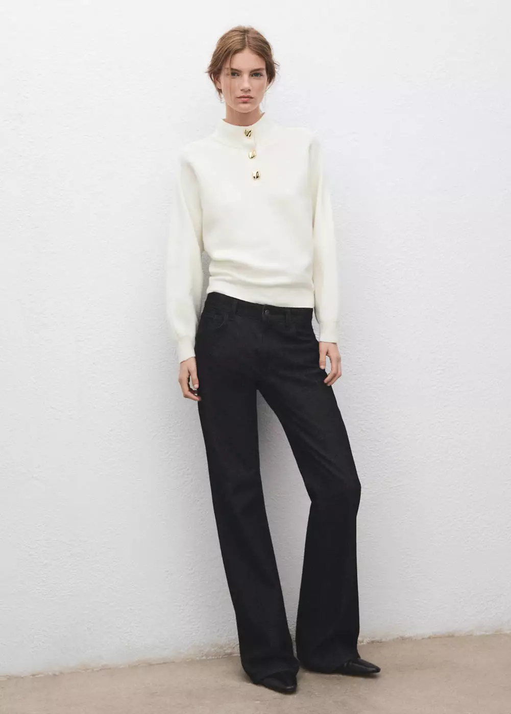 Sweater turtleneck dengan kancing permata sintetis