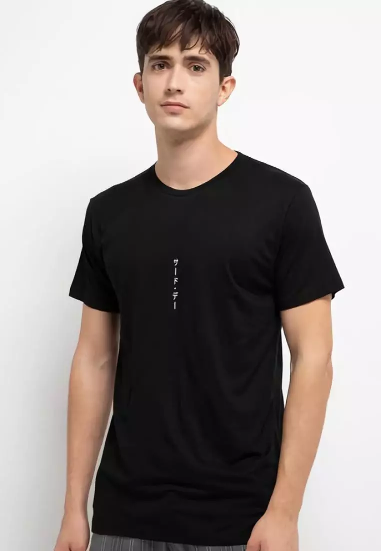 MTH85 Kaos Pria Simple Jepang Distro Katakana Straight Hitam