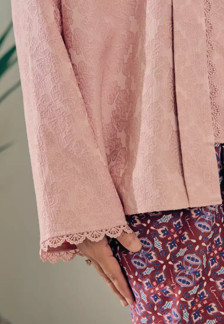 KEBAYA ANOM Top in Kericau Pink
