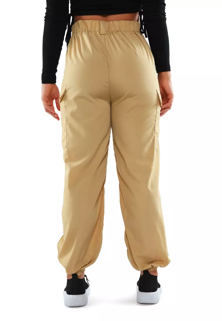 Gaya Celana Berikat Kargo dengan Nude