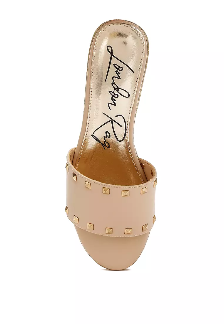 Selipkan Espadrilles Dalam Warna Krem