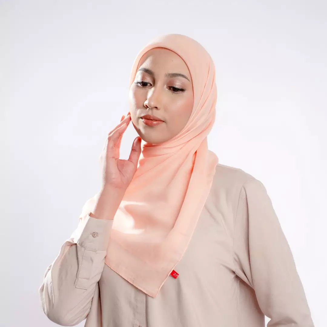 KAYLA Scarf Peach - Kerudung Hijab Segi Empat Polos - Bahan Voal - Ukuran 110x110