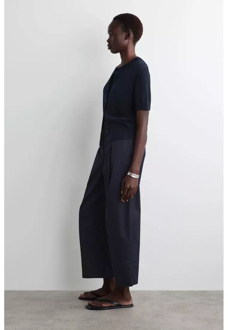 PLEATED BARREL-LEG CHINOS