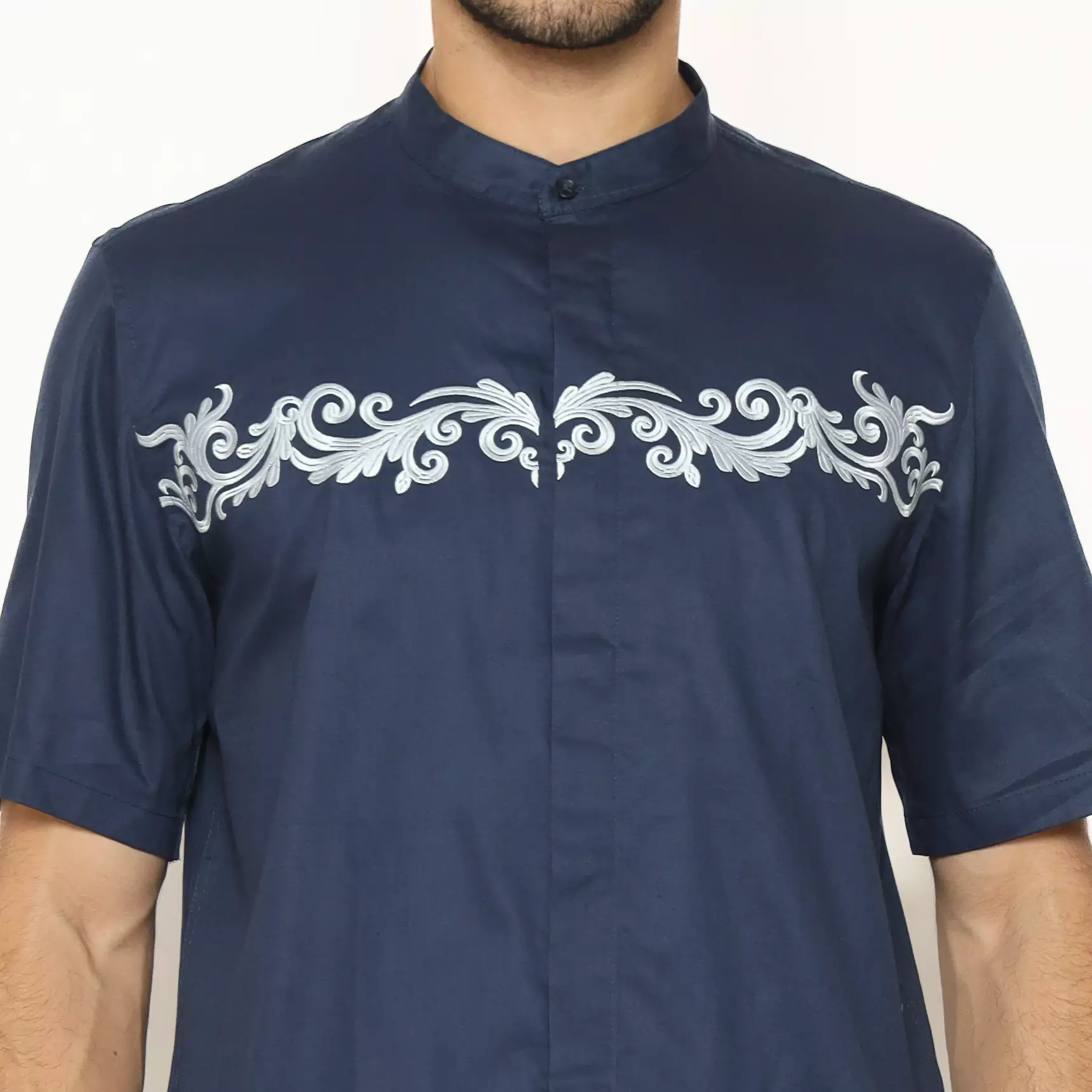 Lawell Baju Koko Pria Lengan Pendek Bordir Modern Fit Warna Navy – LAQKFSBKQG101QCTNQNM