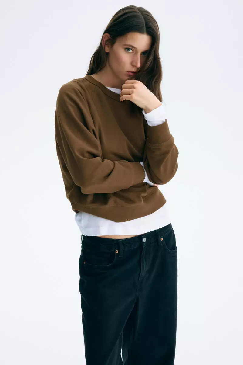 Raglan-sleeved sweatshirt