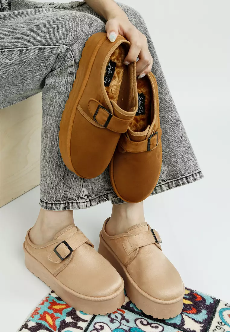 Sepatu Platform Tali Gesper Klasik Slip-On Warna Beige