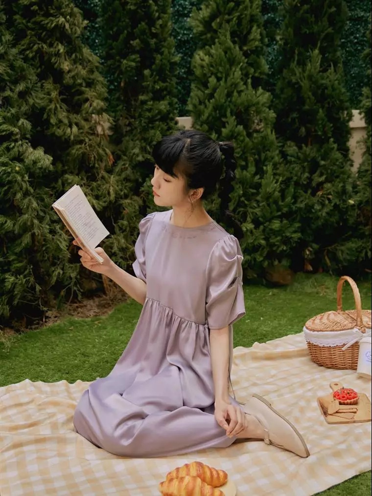 OB嚴選 咖啡廳家族．質感角色印花厚雪紡綁帶洋裝《KG1570》