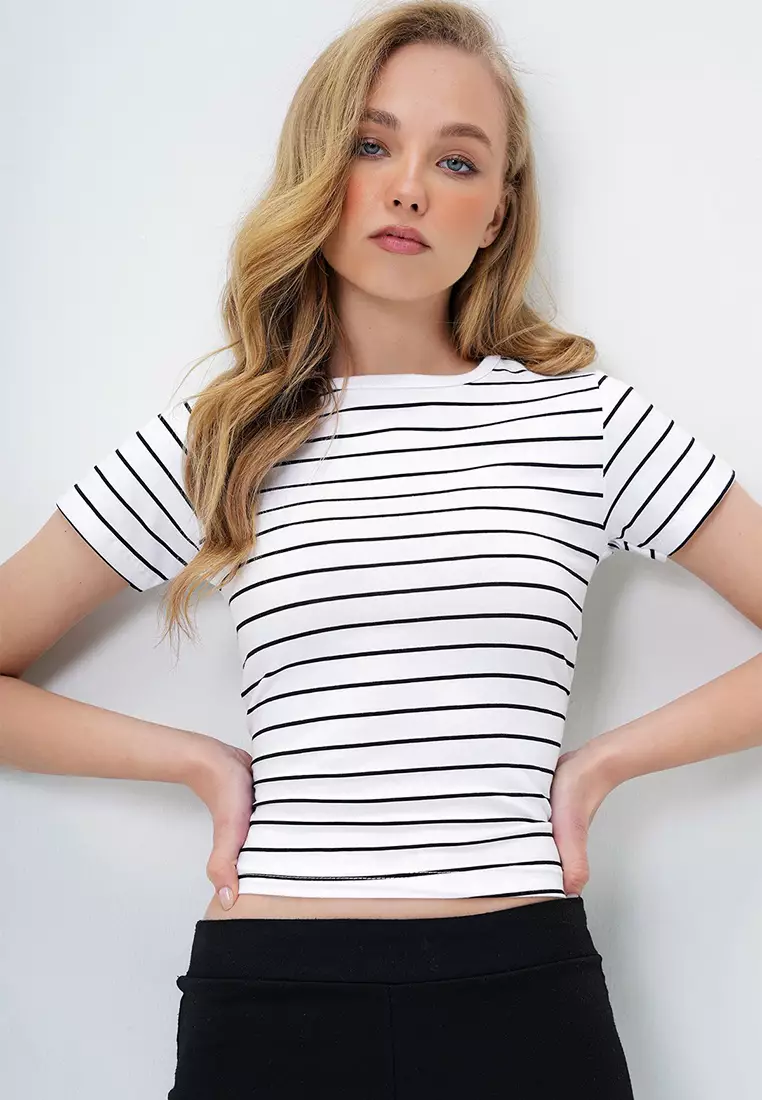Women's White Crew Neck Striped T-Shirt Alc-X13919
