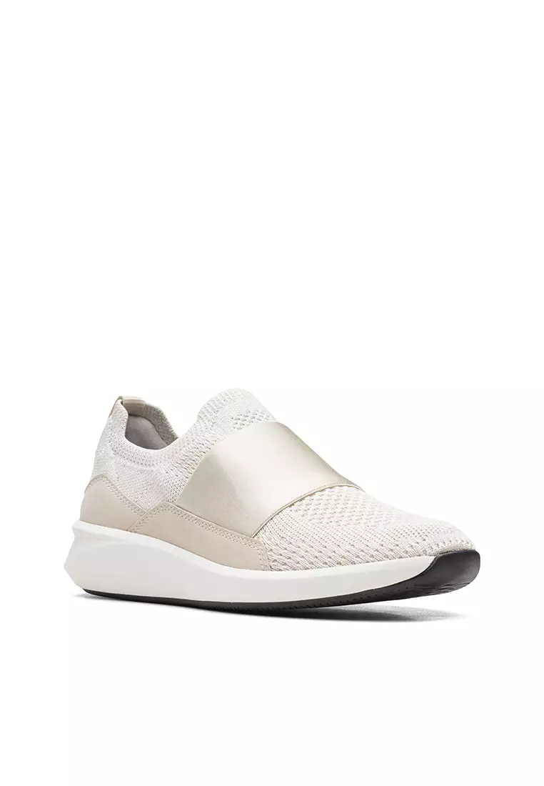 Discount on Clarks  shoes - SKU: Un Rio Knit Slip On Sneakers White