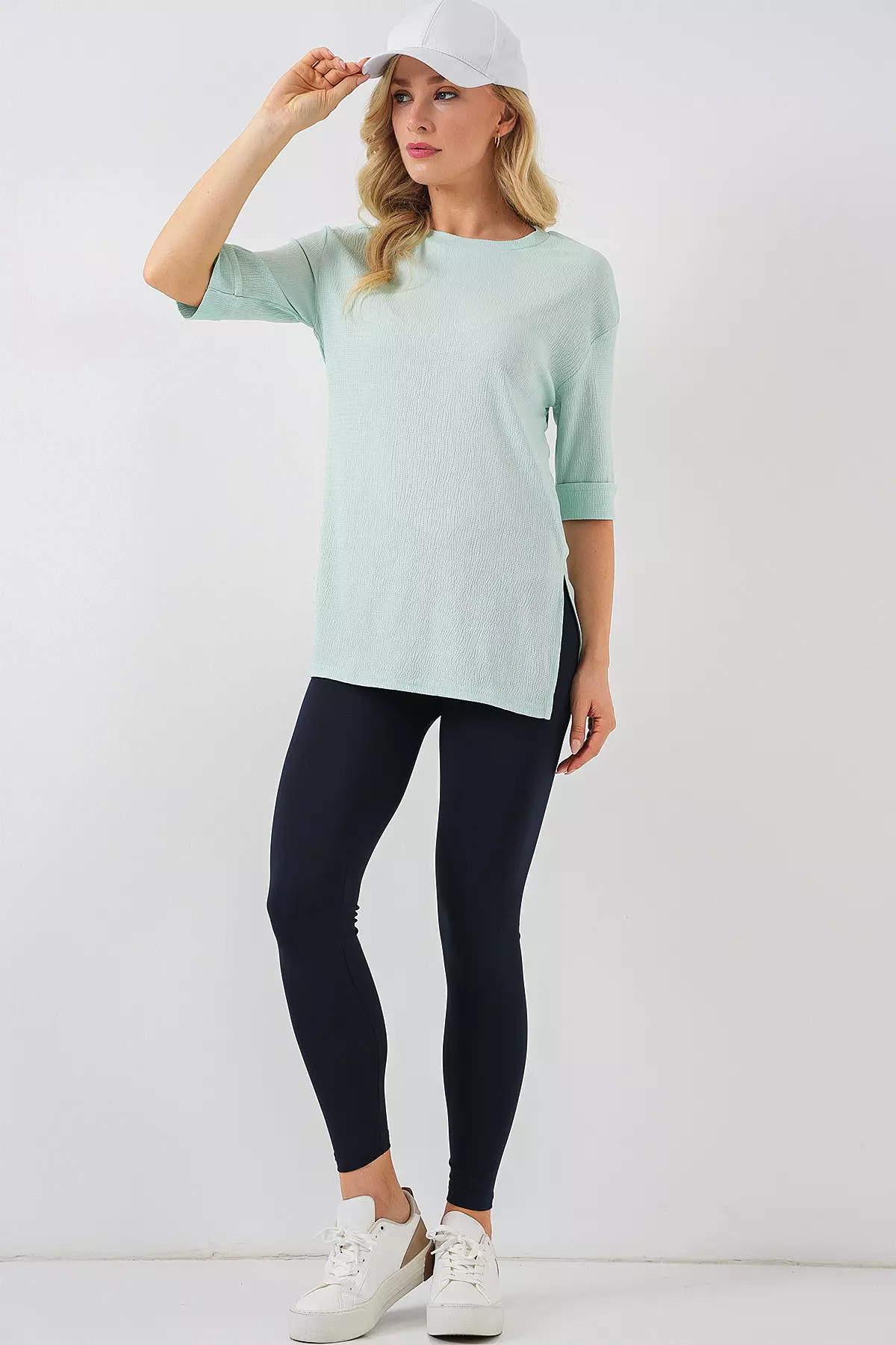 4332 Knitted T-Shirt With Side Slits - Mint