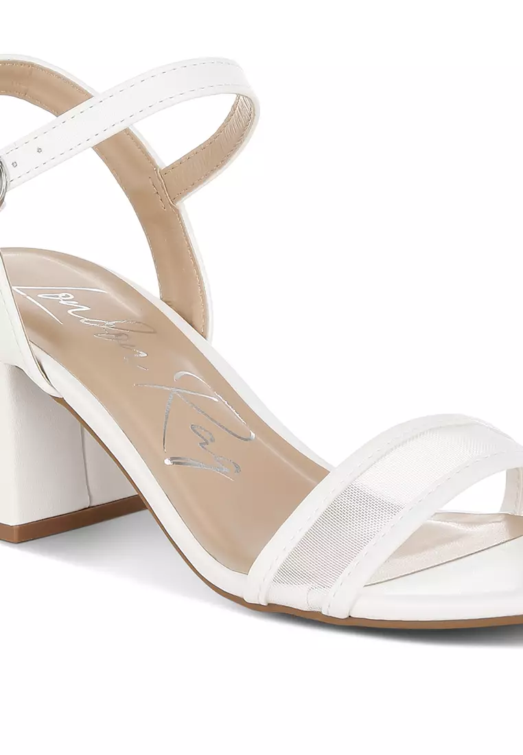 Sepatu hak blok gesper pin jala dalam warna putih