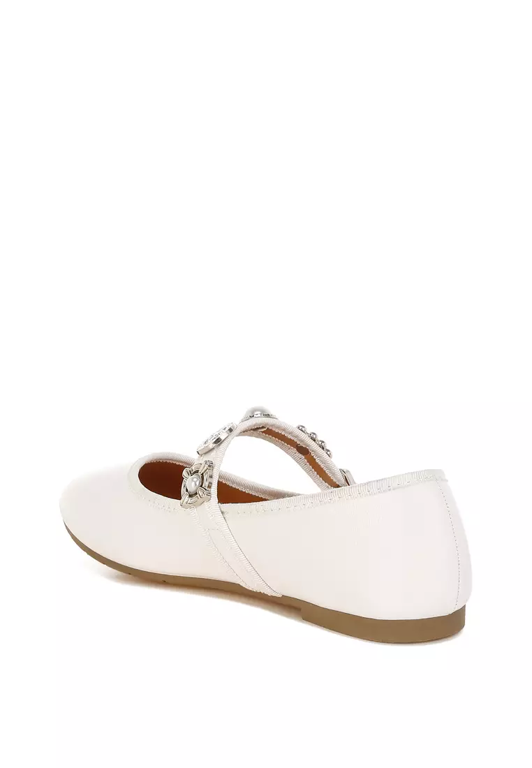 Sepatu Mary Janes Datar Berhias Pesona dalam Warna Putih
