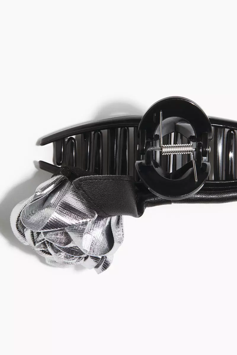 Flower-detail hair claw