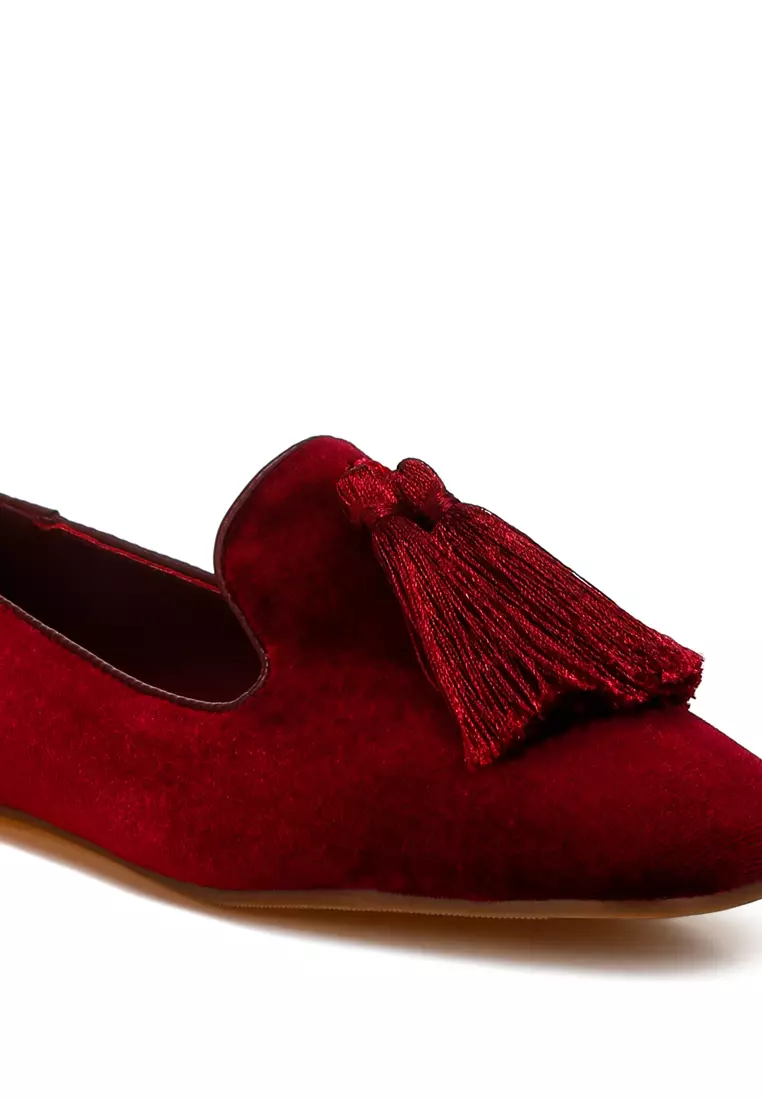 Sepatu Loafer Beludru dengan Detail Rumbai yang Ikonik dalam Warna Burgundy