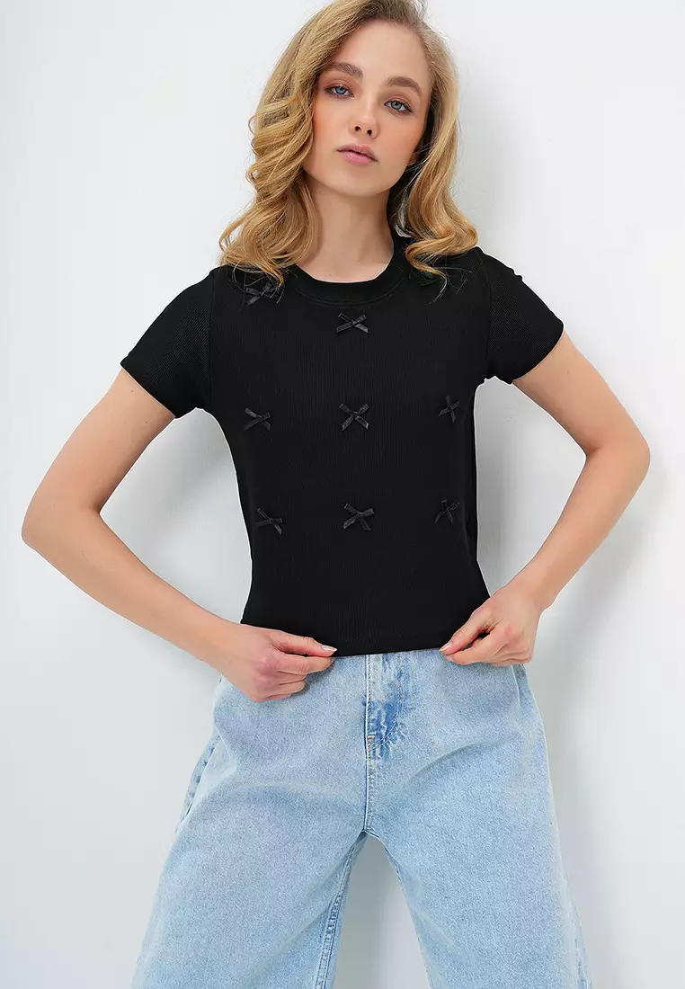 Women's Black Crew Neck Bow Decorated Crop Blouse Alc-X13671