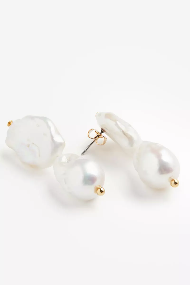 Gold-plated pearl pendant earrings