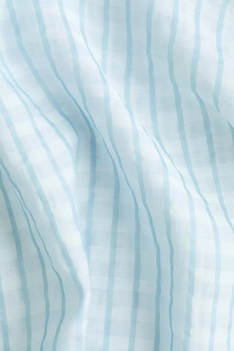 Reverse-collar popover shirt