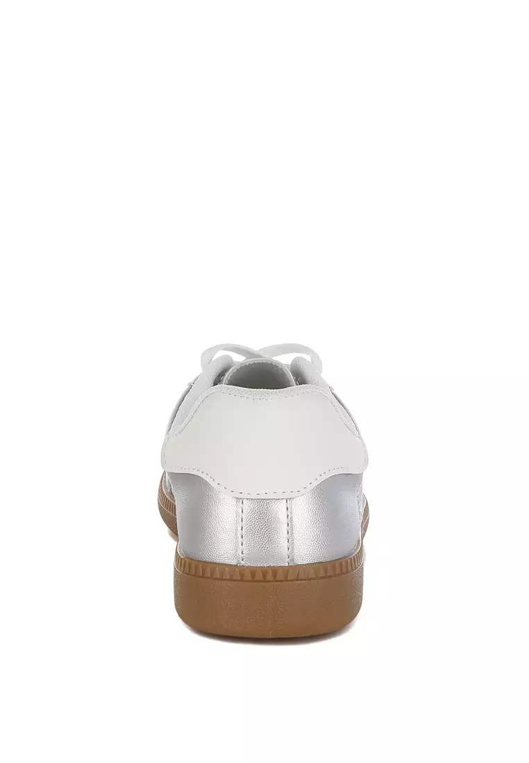 Sepatu Kets Metalik Bertali Warna Silver