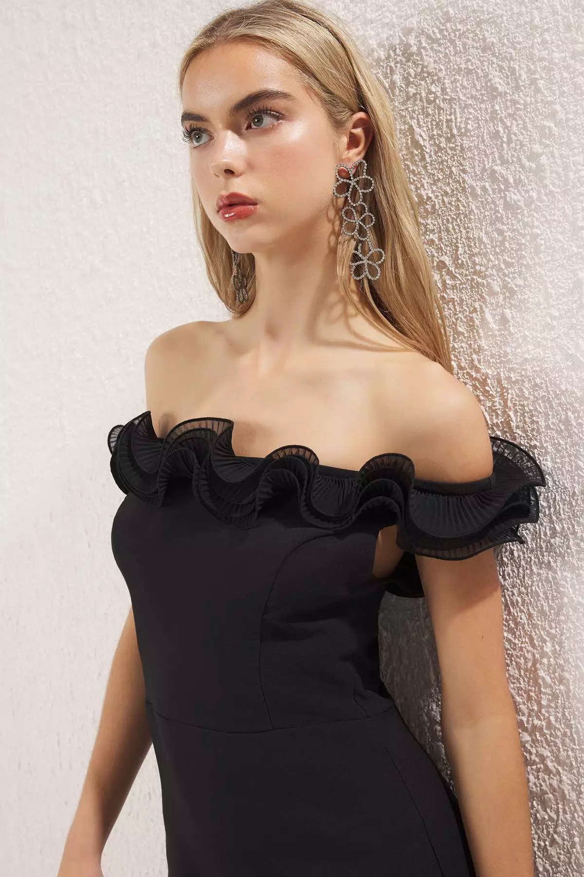 Black Body-Smoothing Carmen Collar Ruffle Woven Midi Dress TPRSS25EL00298